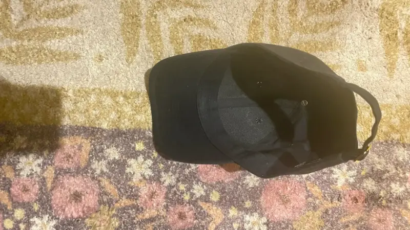 Gorra negra Nike con logo dorado - 3