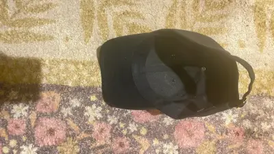 Gorra negra Nike con logo dorado - miniatura 3