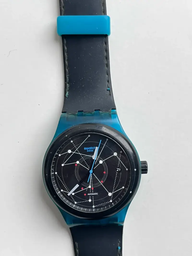 Reloj automático Swatch azul diseño moderno - 1