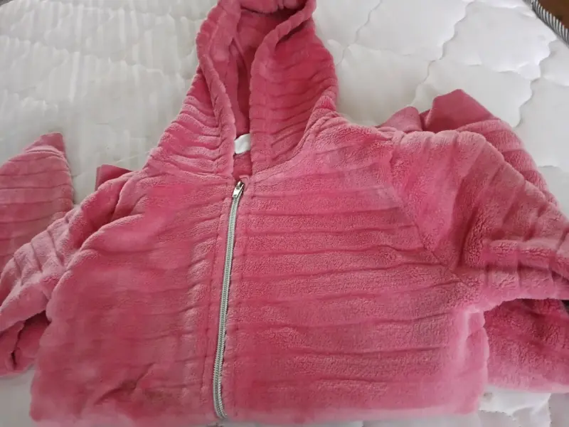 Buzo polar rosado con capucha para mujer
