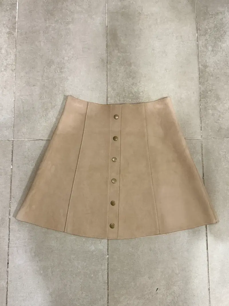 Falda beige con botones frontales - 1