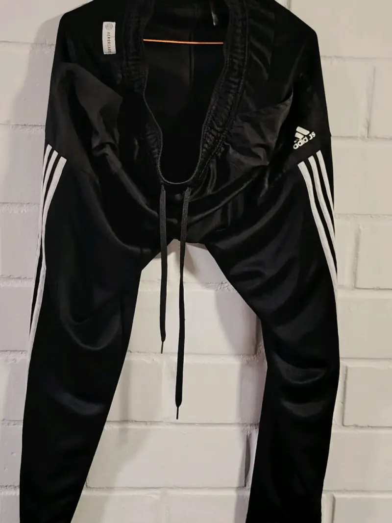 Conjunto deportivo negro Adidas con capucha - 1