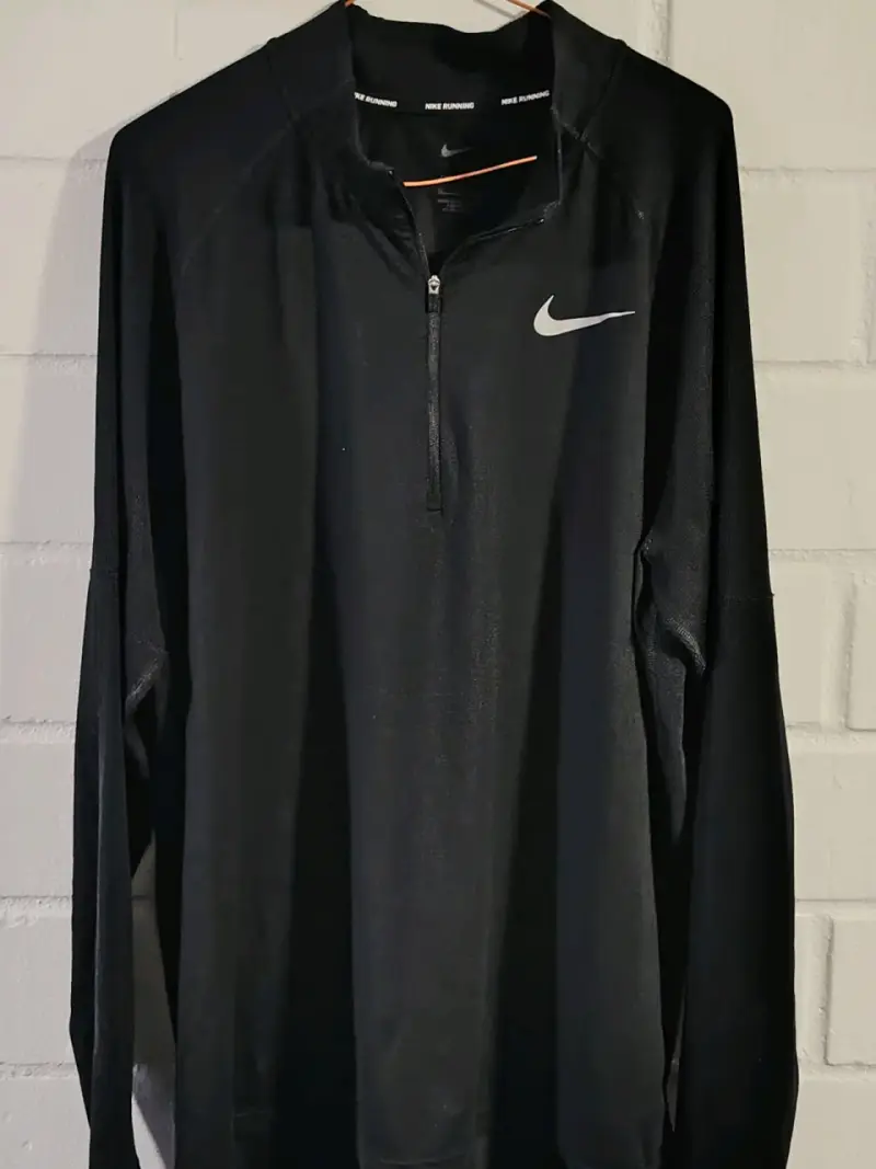 Polera deportiva negra Nike Running