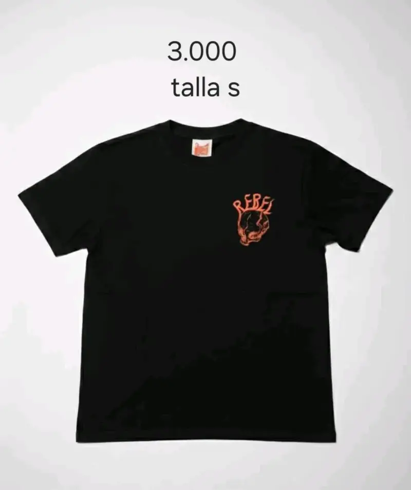 Polera negra Rebel con diseño de calavera - 1