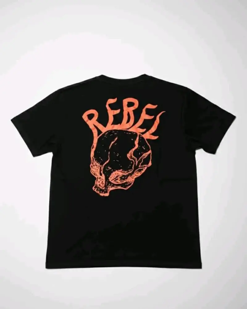 Polera negra Rebel con diseño de calavera - 2