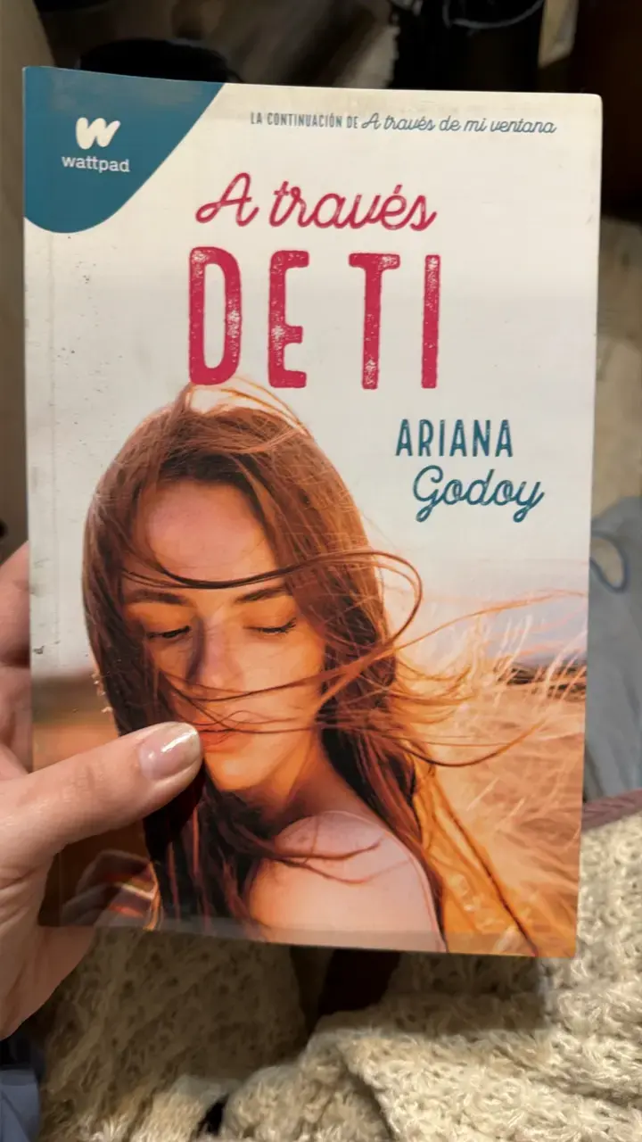 Libro 'A Través de Ti' de Ariana Godoy - 1