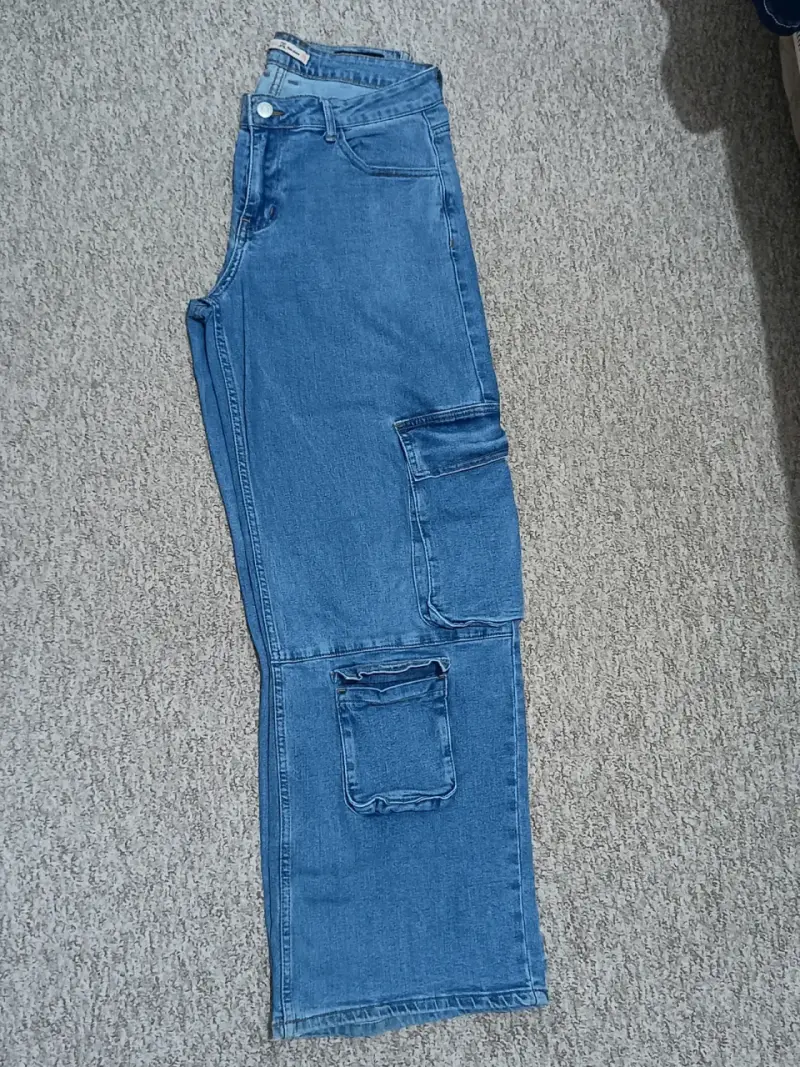 Jeans cargo azul para mujer con bolsillos - 1