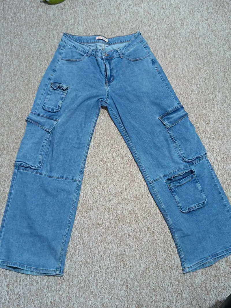 Jeans cargo azul para mujer con bolsillos - 2