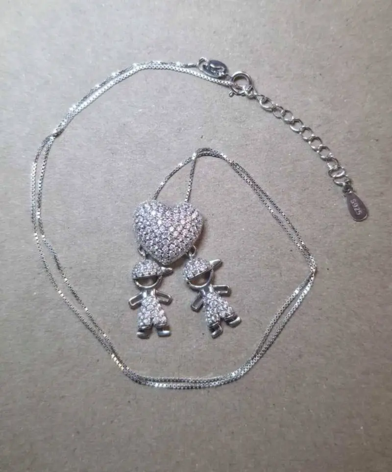 Collar de plata con colgante de corazón y niños