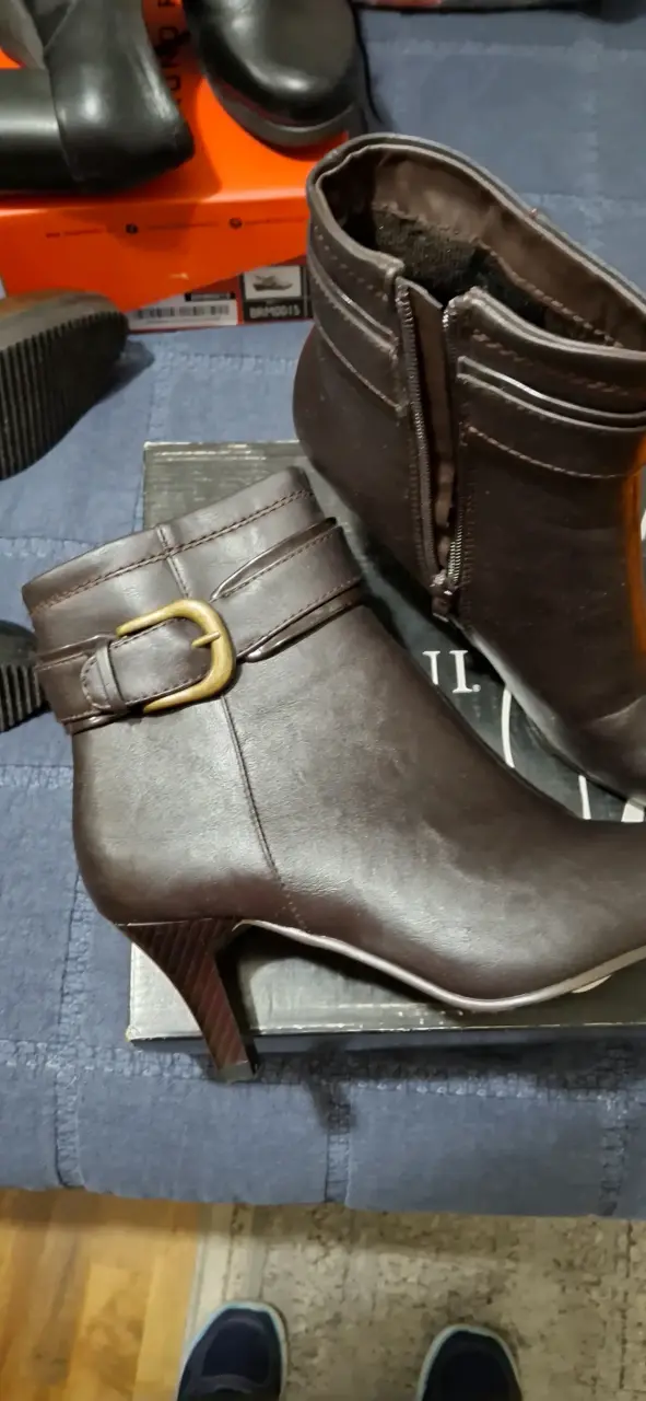 Botines de cuero marrón con hebilla