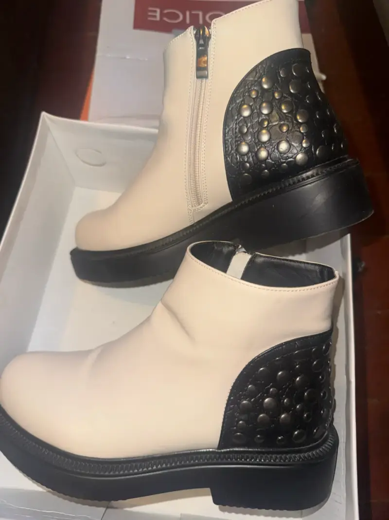 Botines de cuero beige con detalles negros - 1