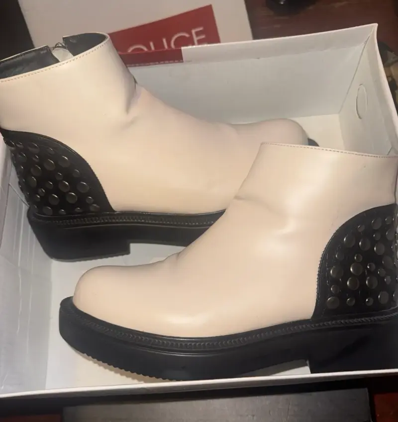 Botines de cuero beige con detalles negros - 2