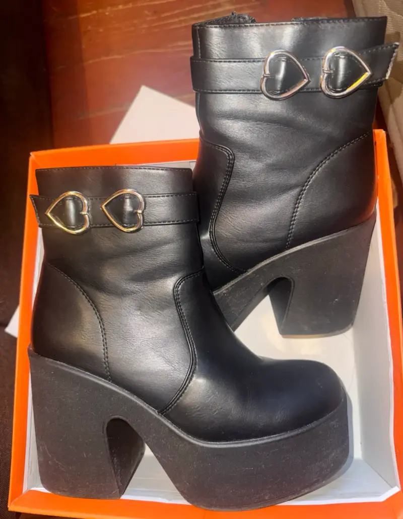 Botines de plataforma negros con hebillas decorativas