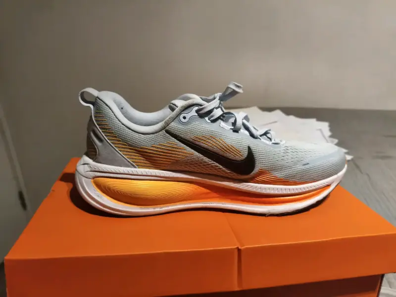 Zapatillas deportivas Nike grises y naranjas - 1