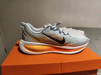 Zapatillas deportivas Nike grises y naranjas - miniatura 1