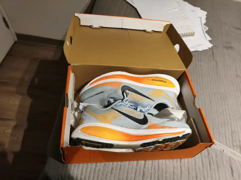 Zapatillas deportivas Nike grises y naranjas - 2