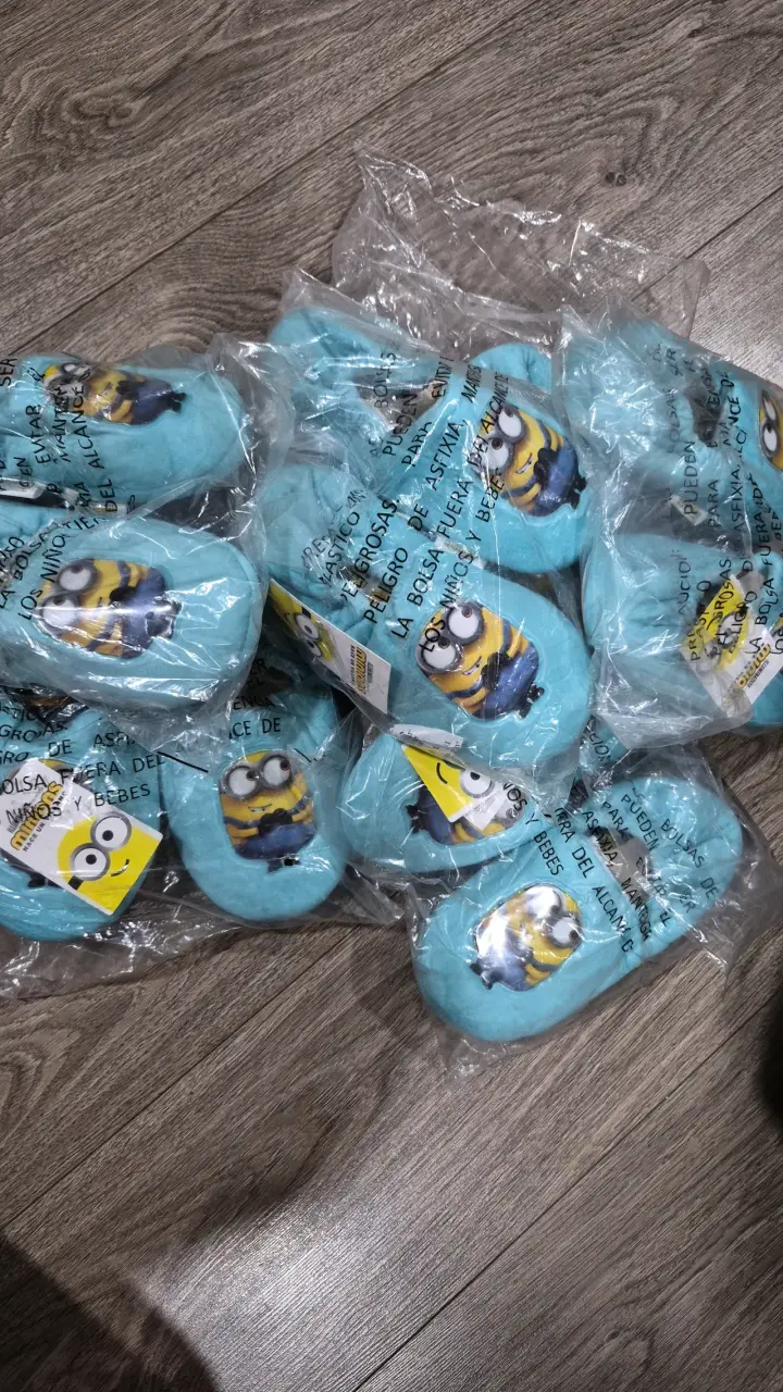 Pantuflas infantiles Minions color celeste