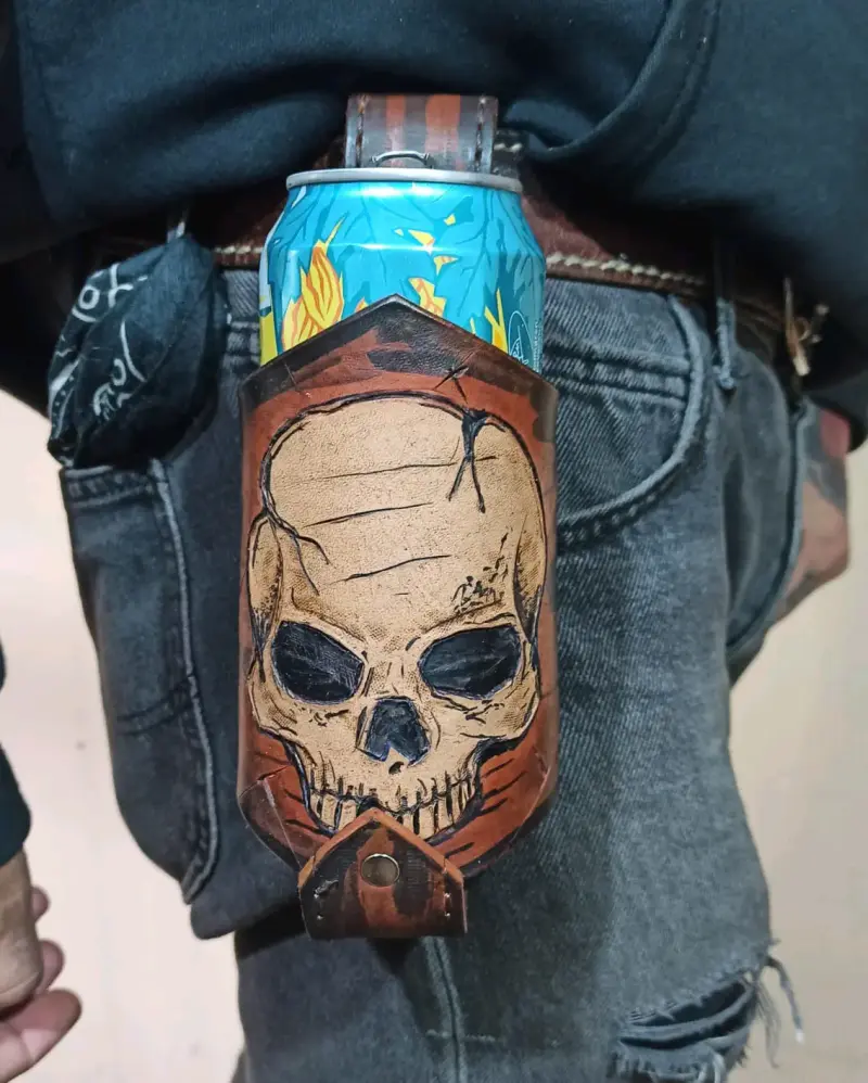 Porta latas de cuero con diseño de calavera - 1