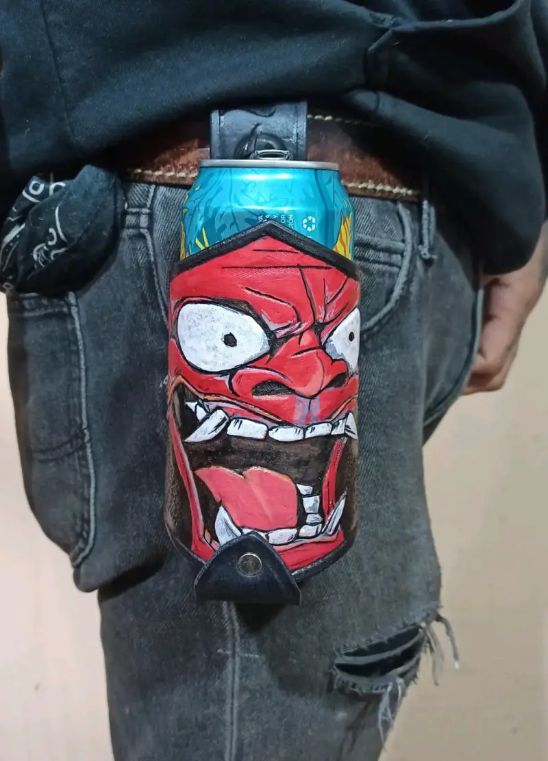 Porta latas de cuero con diseño de calavera - 2