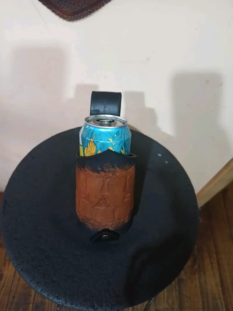 Porta latas de cuero con diseño de calavera - 3