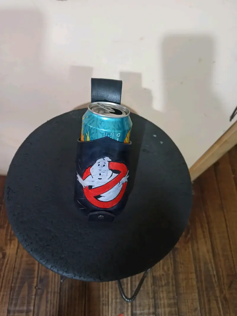 Porta latas de cuero con diseño de calavera - 4