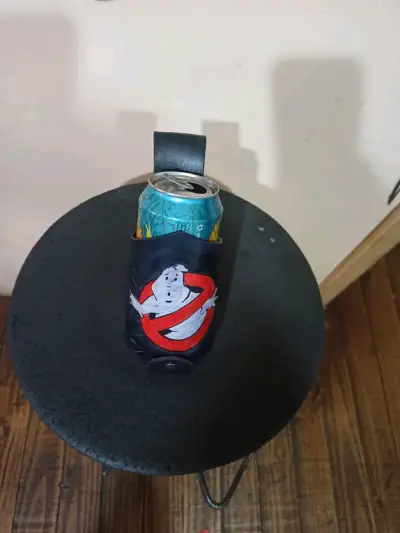 Porta latas de cuero con diseño de calavera - miniatura 4