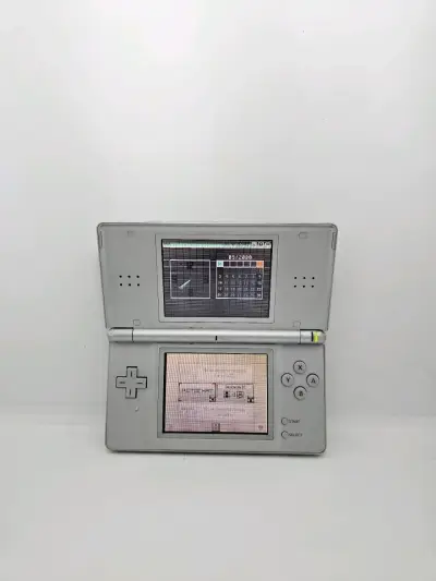 Nintendo DS Lite plateada para reparar - miniatura 3