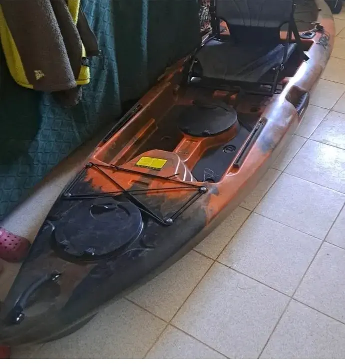 Kayak de pesca sit-on-top color naranja y negro