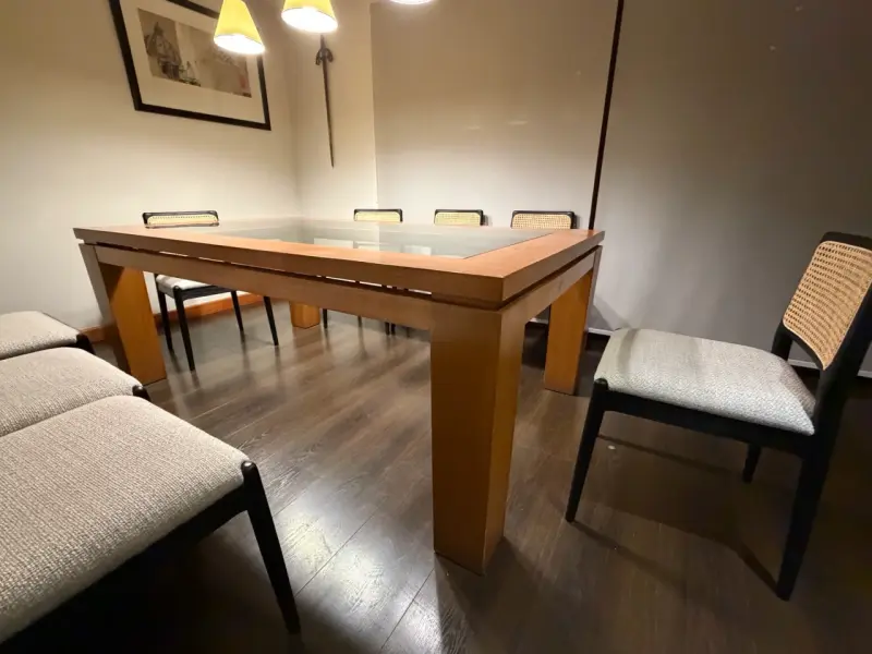 Mesa de Comedor de Madera con Vidrio - 1