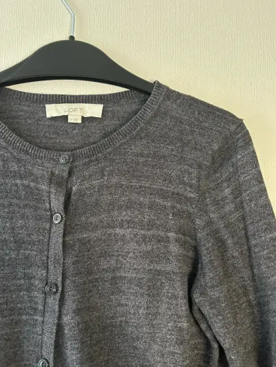 Cardigan gris de lana marca LOFT talla M - miniatura 4