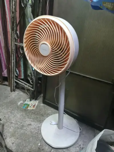 Ventilador de pie con diseño moderno - miniatura 1