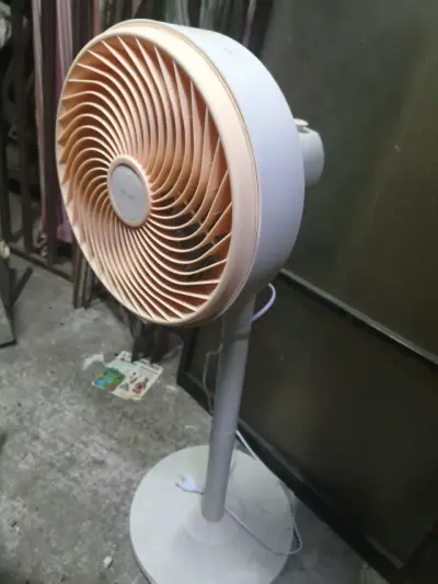 Ventilador de pie con diseño moderno - miniatura 2