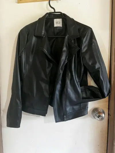 Chaqueta de cuero sintético negra para mujer - miniatura 1