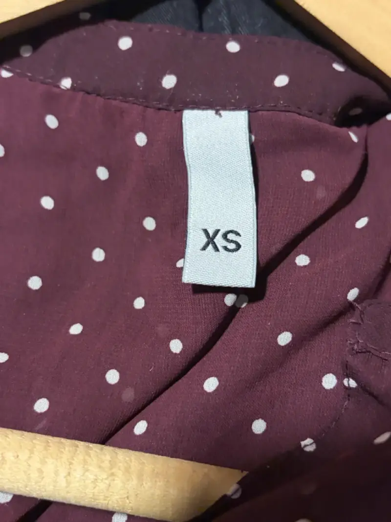 Blusa bordo con lunares blancos sin mangas talla X - 2