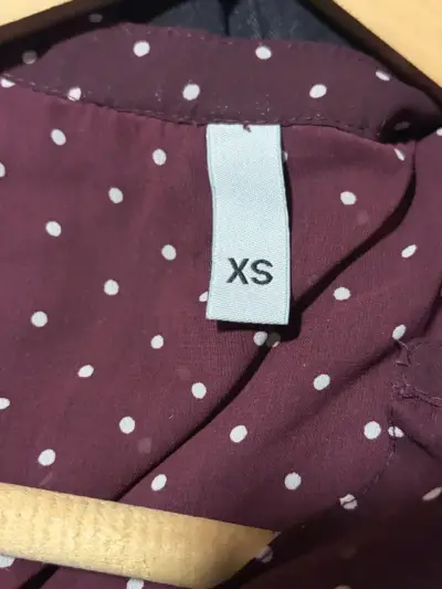 Blusa bordo con lunares blancos sin mangas talla X - miniatura 2