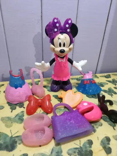 Muñeca Minnie Mouse con accesorios de moda - miniatura 1