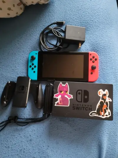 Consola Nintendo Switch con Joy-Con rojo y azul - miniatura 1