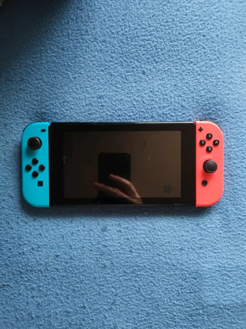 Consola Nintendo Switch con Joy-Con rojo y azul - 2