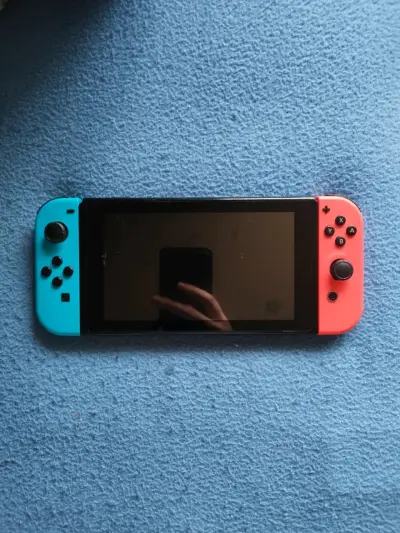 Consola Nintendo Switch con Joy-Con rojo y azul - miniatura 2