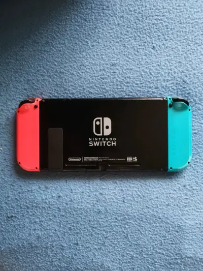 Consola Nintendo Switch con Joy-Con rojo y azul - miniatura 3