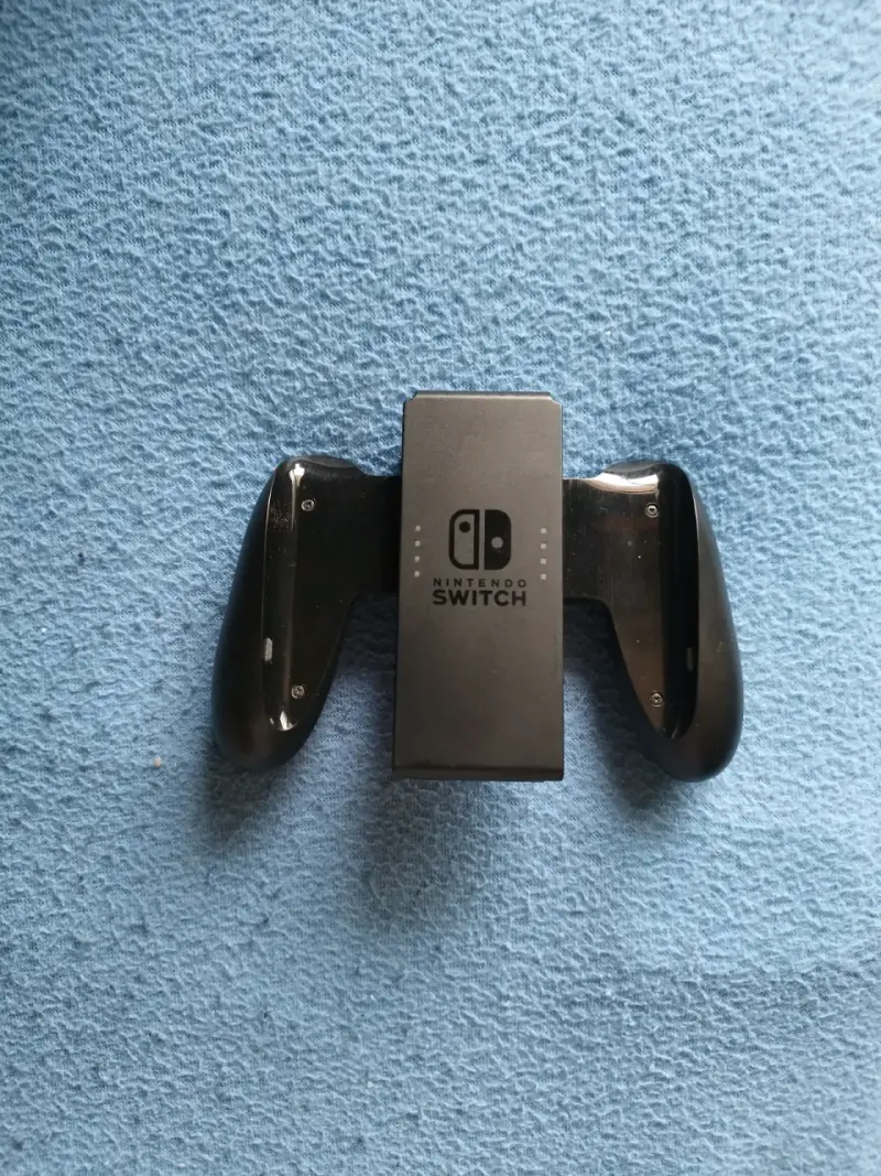 Consola Nintendo Switch con Joy-Con rojo y azul - 6
