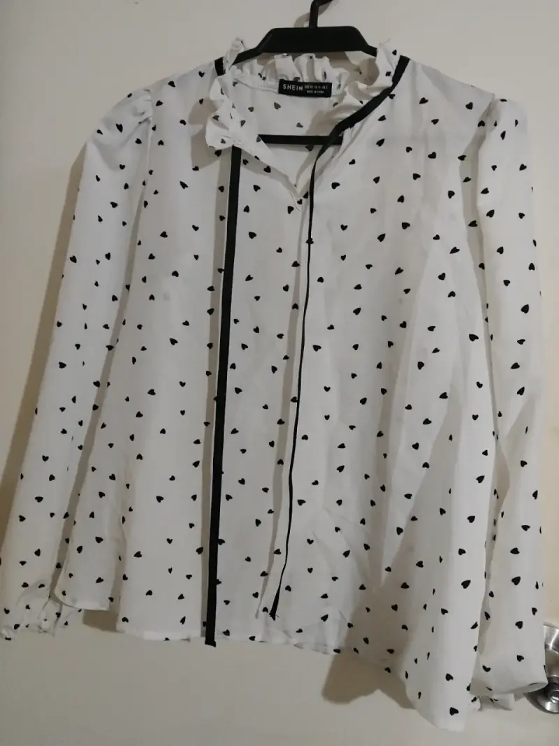 Blusa blanca con corazones Shein - 1
