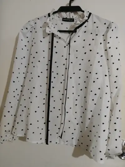 Blusa blanca con corazones Shein - miniatura 1