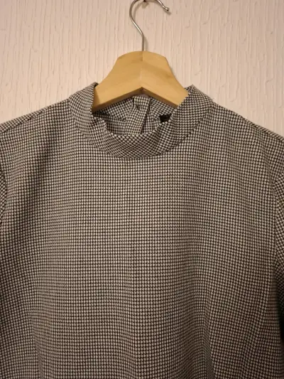 Blusa de mujer con diseño a cuadros - miniatura 1