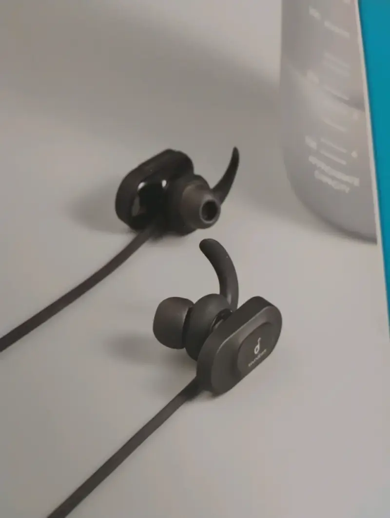Auriculares Inalámbricos Soundcore Deportivos Negros - 2