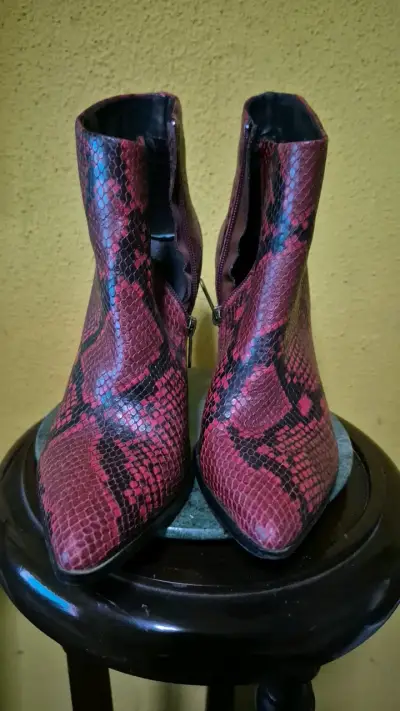 Botines de cuero sintético con estampado de serpiente - miniatura 1