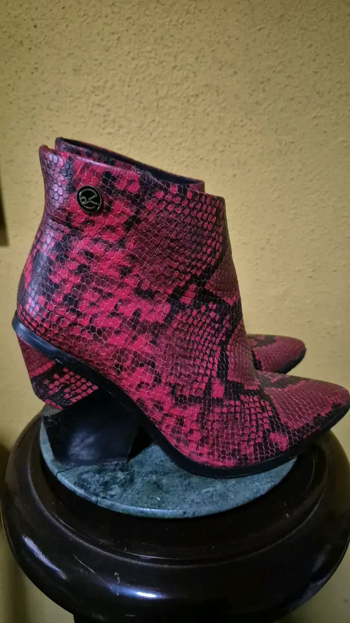 Botines de cuero sintético con estampado de serpiente - 4
