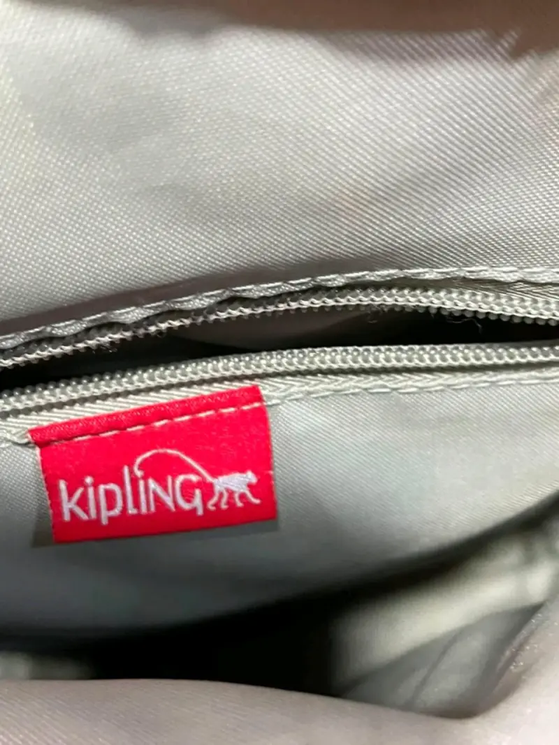 Mochila Kipling roja con múltiples bolsillos - 3