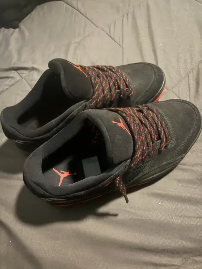 Zapatillas deportivas negras con detalles rojos - miniatura 3