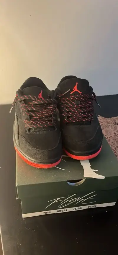 Zapatillas deportivas negras con detalles rojos - miniatura 4